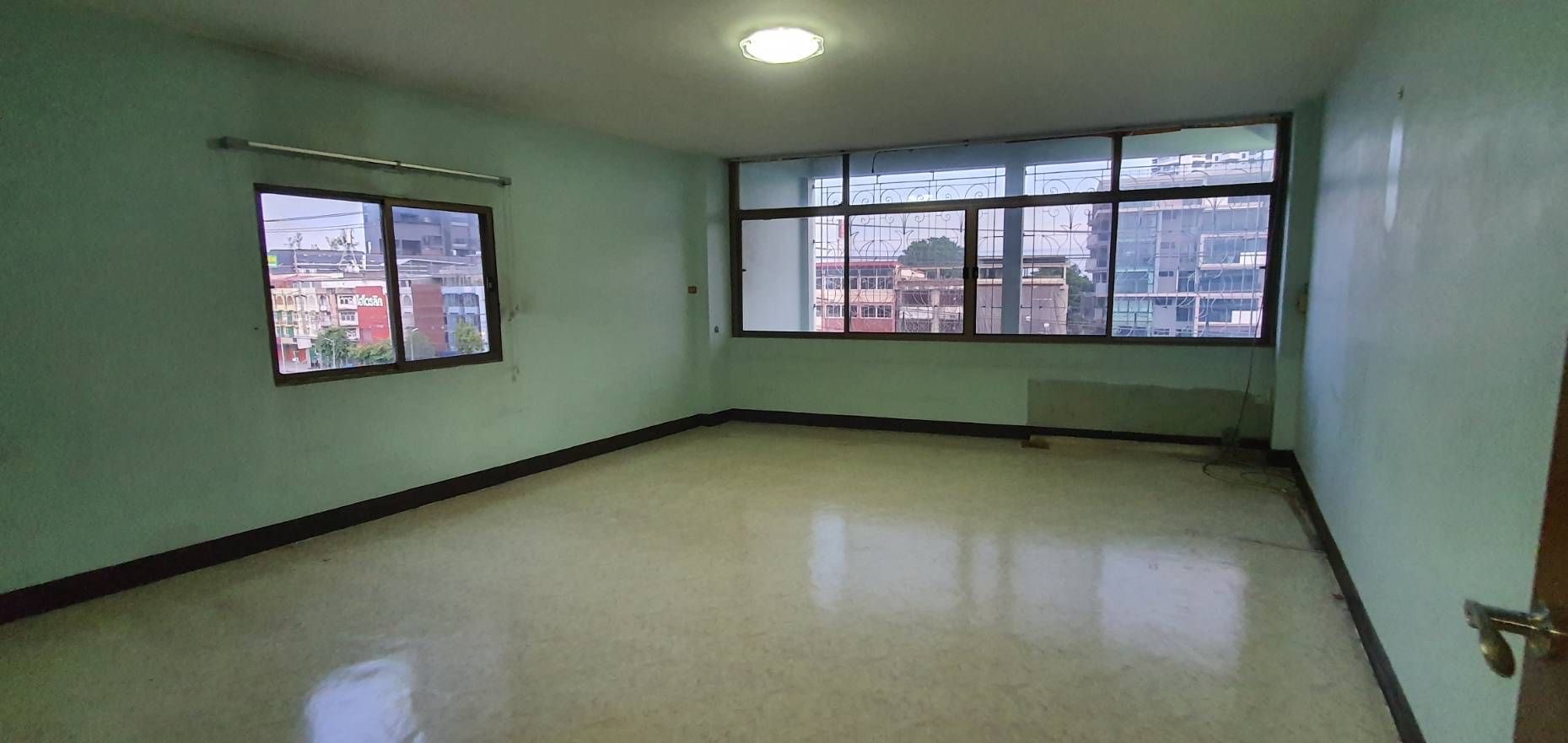 ให้เช่า อาคารพาณิชย์พร้อมที่ดิน 285,000บาท/เดือน  ติดถนน พระราม3 พื้นที่ดิน 185ตารางวา + พื้นที่อาคารอีก 567.1ตารางเมตร 